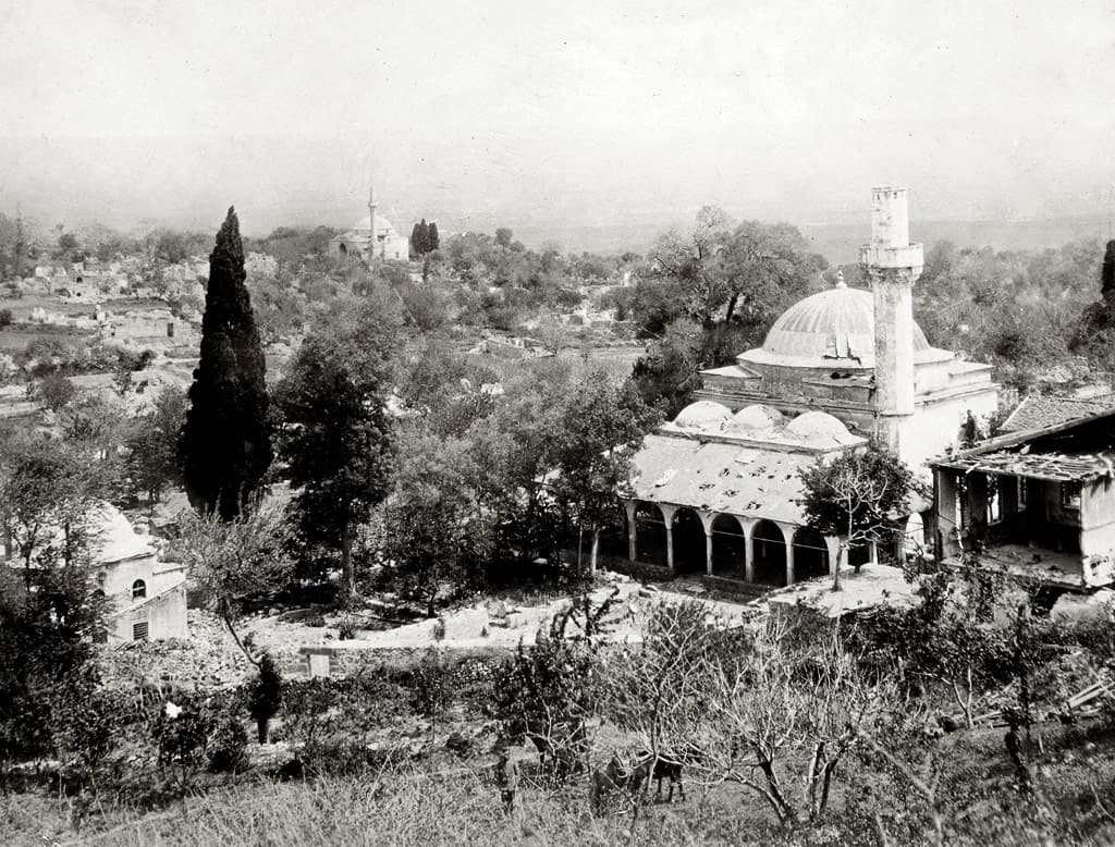 Çatalca muharebeleri sonrasında hasar gören tarihî cami ve çevresi, 1912 tarihî görünümü